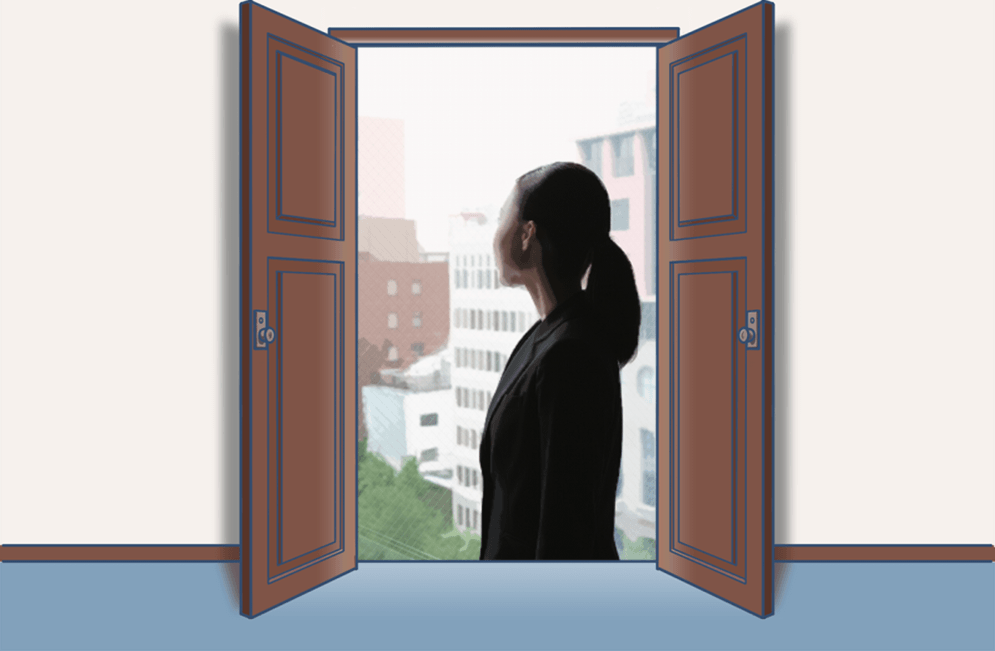 転職後の新しい職場で、窓からの景色を眺める40代女性