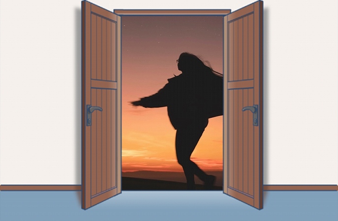 イメージ図：夕陽の元を歩く女性