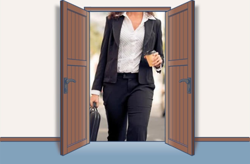 イメージ図：正社員事務職への転職を目指す女性。