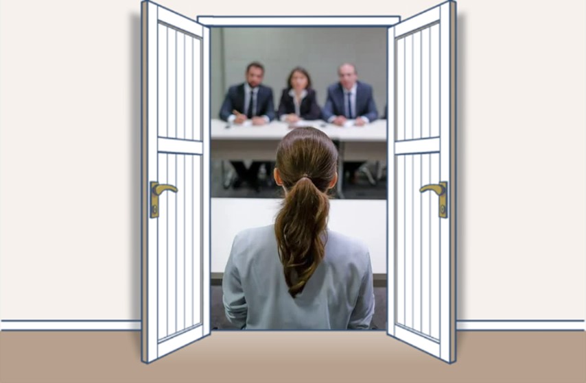 イメージ図：事務職への転職面接を受ける30代女性