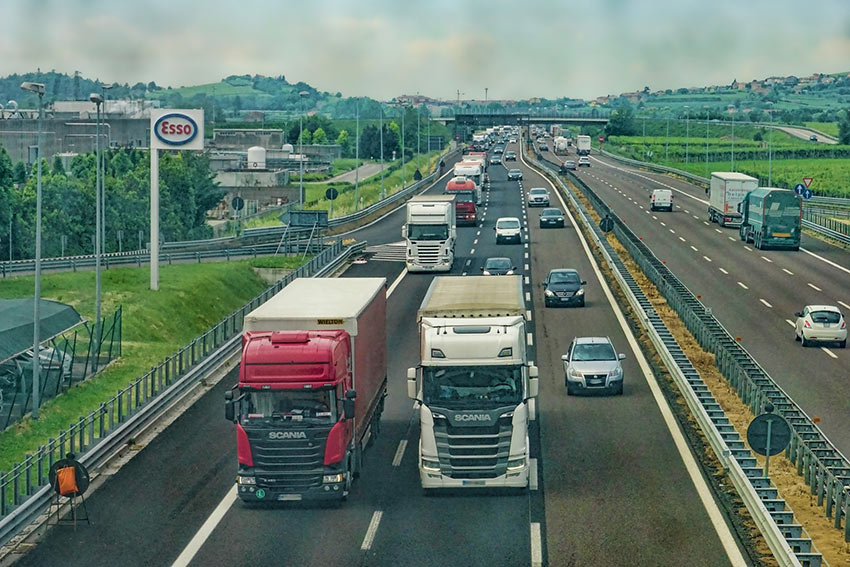 トラックが走る道路のイメージ