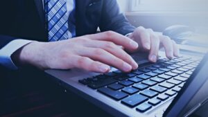 PCにデータを入力する男性社員