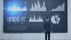 業績を確認するビジネスパーソン男性