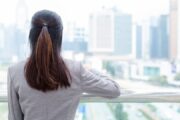 正社員への転職を目指す女性