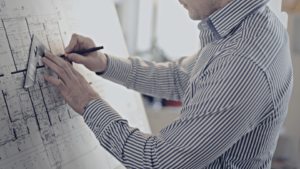 設計事務所で働く男性