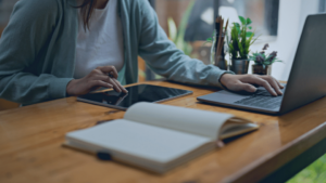 デスクワークをする女性