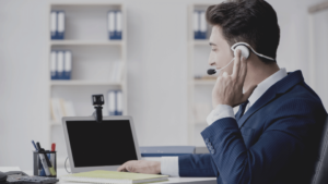 ヘルプデスクで働く男性