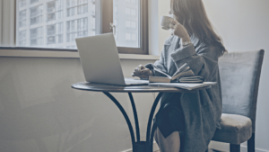 デスクワークをする女性