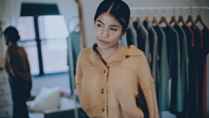 アパレル販売として働く女性