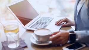 営業事務として働く女性