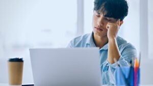 転職活動中の男性