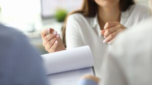 保険営業として働く女性