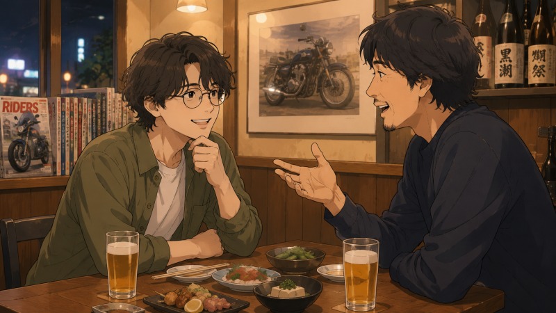 夜の居酒屋で、丸眼鏡とソフトパーマの若い編集者が知り合いの先輩ライターと酒を飲みながら出版業界や転職について相談しているシーン。温かな照明の中、バイク雑誌や資料に囲まれ、キャリアの転機となる助言を受ける雰囲気が描かれている。