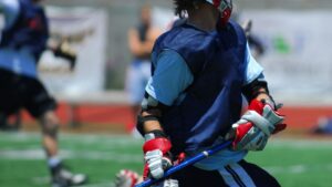 ラクロスをする女性