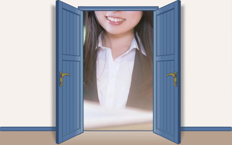 面接する女性