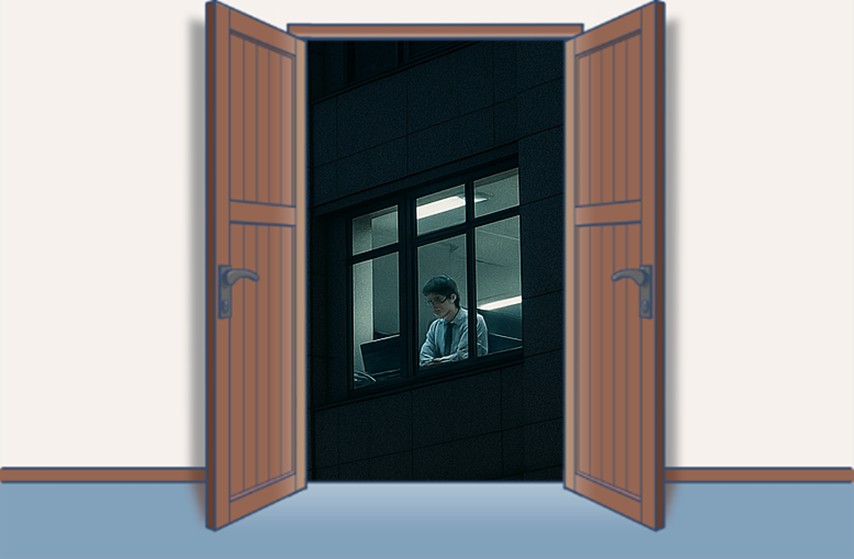 市役所で深夜まで働く30代男性