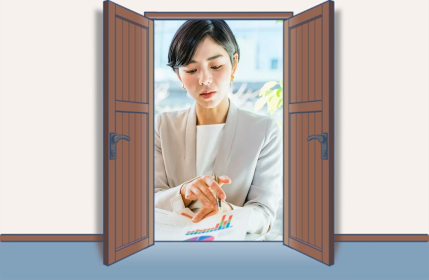 窓枠の外でカラフルなチャートを見ながら分析する女性ビジネスパーソン